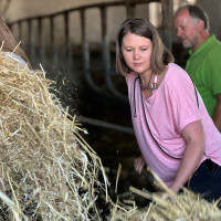 Muskelkater, zwei Wespenstiche und tiefere Einblicke in die harte Arbeit in der Landwirtschaft nahm die Bundestagsabgeordnete Dr. Carolin Wagner aus ihren Praxistagen auf dem Beerhof mit.