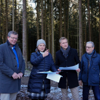 „Begehung des Windpark-Standortes in Sinzing“, v.l.n.r.: Georg Freiherr von Aretin, Carolin Wagner, Stefan Bachmaier, Christoph Markl-Meider