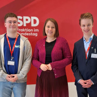 Dr. Carolin Wagner, MdB mit Finn Meißner (r.) und Paul Listl (l.).