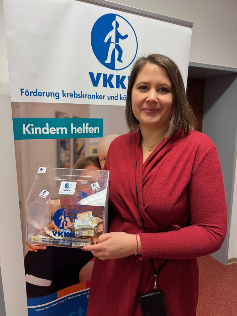 Bildunterschrift: Dr. Carolin Wagner, MdB ergänzte den beim Kanzlerbesuch gesammelten Spendenbetrag um 500 Euro. Foto: Astrid Gamez