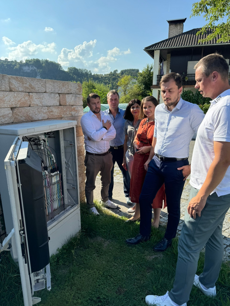 Am Netzverteiler in Kallmünz (v.l.n.r.): Die Bürgermeister Martin Schmid und Andreas Beer, Angela Weigert, die MdBs Dr. Carolin Wagner und Johannes Schätzl und René Meyer von der LNI. Foto: Astrid Gamez