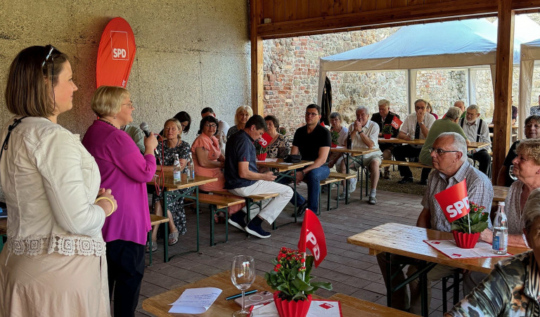 Spitzenpolitikerin Katja Mast sprach beim Sommerfest der SPD aus Stadt und Landkreis Regensburg über die „Rote Handschrift“ in der Ampel-Regierung. Foto: Astrid Gamez