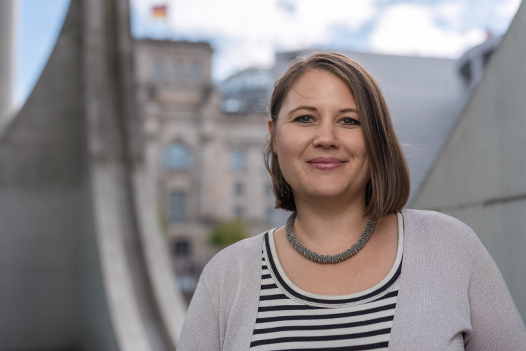 Dr. Carolin Wagner | Vor dem Reichstag | Foto: Fion Große