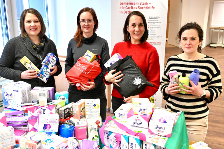 Die SPD-Frauen mit Dr. Carolin Wagner (l.) und Andrea Diermeier (r.) kamen zur Übergabe von Hygieneartikeln in die Caritas Suchtambulanz zur Leiterin Marion Santl (2.v.r.) und Caritas Streetworkerin Olivia Mantwill (2.v.l.) Foto: Hans-Jürgen Wagner