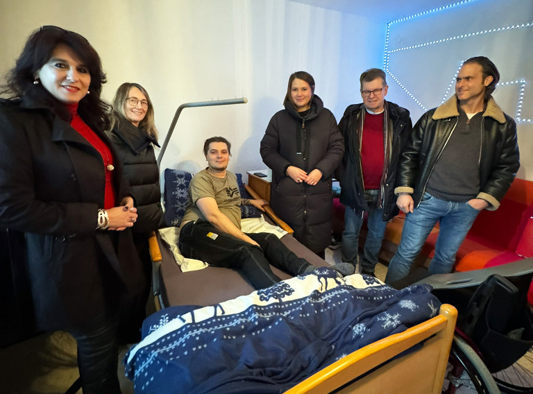 Besuch am Bett eines jungen Kriegsversehrten (v.l.n.r.): Silvia Groß, Nina Heinemann, Oleksiy Shevchuk, Dr. Carolin Wagner, Dr. Ralf Stegner und Michael Buschheuer. Foto: Astrid Gamez