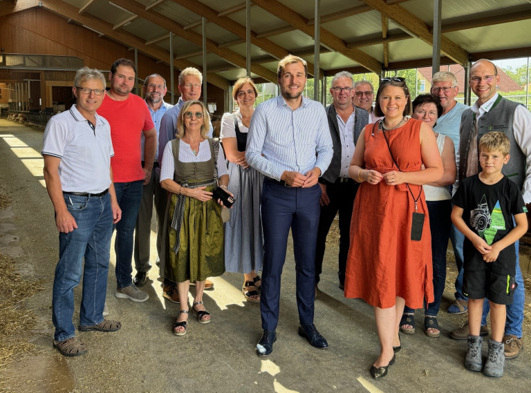 Auf dem Hof der Familie Schmaußer in Illkofen stand ein Austausch der SPD-Bundestagsabgeordneten Dr. Carolin Wagner und Johannes Schätzl mit dem Bauernverband auf dem Programm. Foto: Astrid Gamez