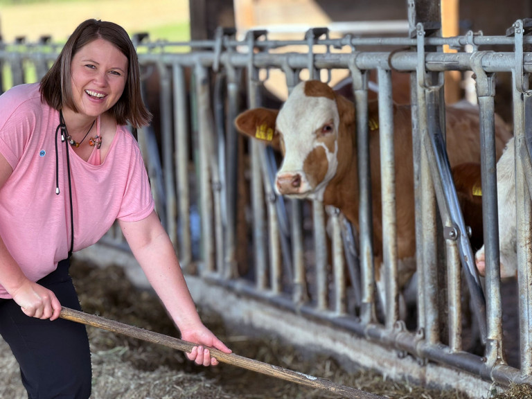 Muskelkater, zwei Wespenstiche und tiefere Einblicke in die harte Arbeit in der Landwirtschaft nahm die Bundestagsabgeordnete Dr. Carolin Wagner aus ihren Praxistagen auf dem Beerhof mit. Foto: Astrid Gamez