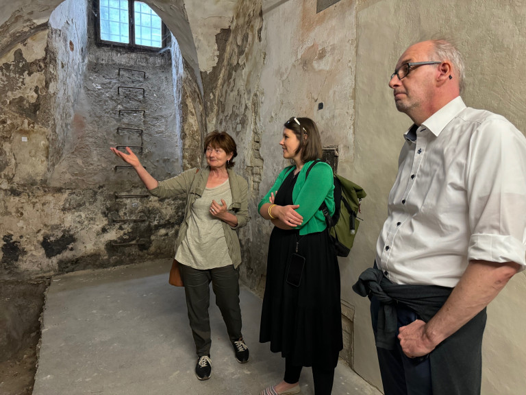 Dr. Carolin Wagner beim Ortstermin im Gewölberaum, der Teil des Ensembles "Kunstquartier am Dom" werden soll, mit Dr. Maria Baumann und Dr. Wolfgang Neiser von der Abteilung Kunst und Denkmalpflege des Bistums Regensburg. Foto: Astrid Gamez