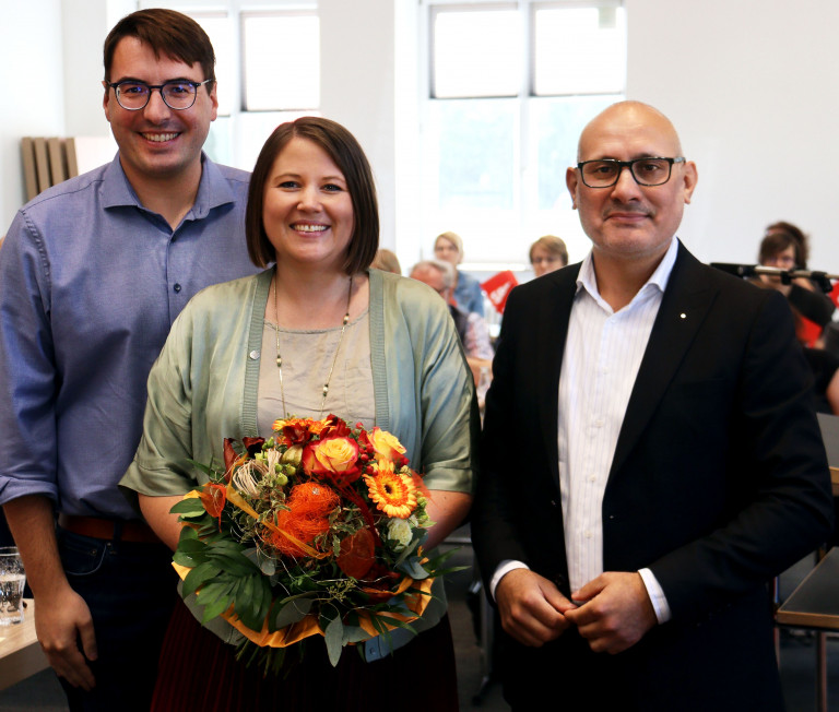 Dr. Carolin Wagner ist die SPD-Kandidatin für die Bundestagswahl 2025 im Wahlkreis Regensburg 233. Zu den ersten Gratulanten gehörten der Unterbezirksvorsitzende Sebastian Koch und ihr Co-Bezirksvorsitzender Ismail Ertug. Foto: Martin Stauder