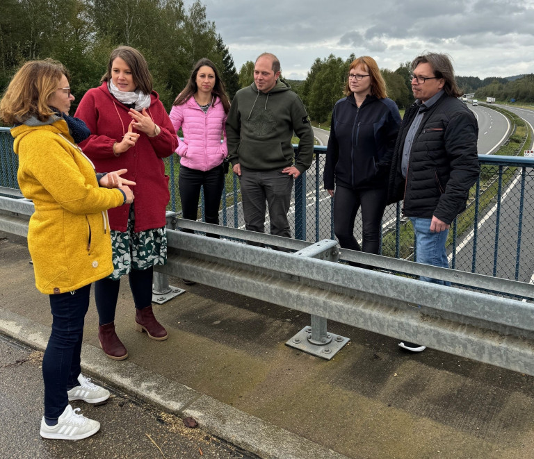 Im Austausch an der Autobahnbrücke über der A6: Dr. Carolin Wagner, MdB mit der SPD-Ortsvorsitzenden Monika Zeitler-Kals (l.) und (v.l.n.r.) Vera Stahl, Rudolf Grundler, Martina Helgert und Andreas Ringholz. Foto: Astrid Gamez